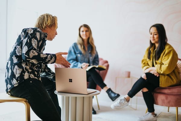 10 Excellent Employee Handbook Examples Every CHRO Needs (And 3 Examples to Avoid)